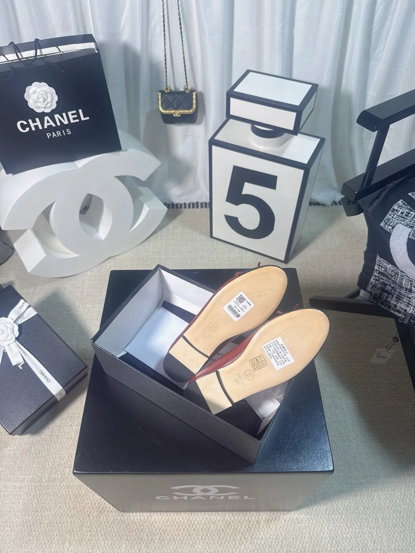 👟👟Ex-factory price 480👟👟 Generation * grade 25s Chanel fragrance is beautiful Maillard color back hollow Sling-back sandals flat/thick heel/high heel Sling-back came out in 1957, and then the two-tone design became a Chanel classic! Very suitable for spring and summer🩰 The two-color design is simple and exquisite, with a square toe and generous temperament. It visually lengthens the leg line. The color of the toe creates a sense of color difference. The back lace design is simple and elegant. It is a classic model that can be worn for hundreds of years. It is worth buying!! Upper: Customized metallic sheepskin. Inner pads: imported sheepskin. Heel height: ballet shoes. Sole: Italian A-grade genuine leather outsole. Size: 35-39 (34.40.41.42.43 is custom-made and non-returnable)